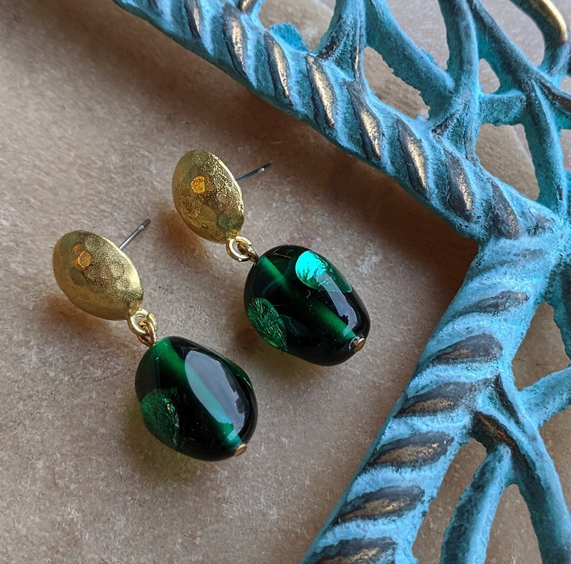 深绿古董珠黄铜耳环 - 耳环/耳夹 - 玻璃 绿色
