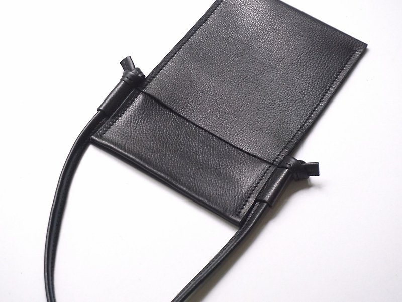 Leather phone bag in black, Travel pouch, utilitarian sling bag. - 侧背包/斜挎包 - 真皮 黑色