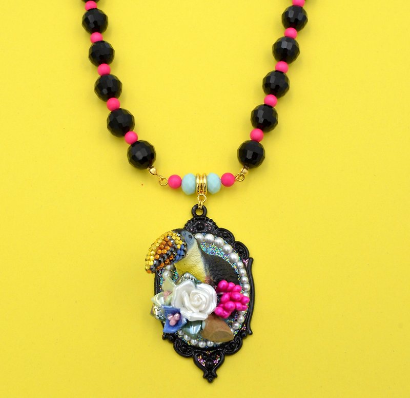 TIMBEE LO 大嘴鸟鹦鹉花园宝石水晶项链 - 耳环/耳夹 - 塑料 多色