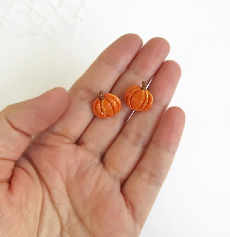 Miniature pumpkin stud earrings Cute halloween earrings Pumpkin vegetable studs - 耳环/耳夹 - 粘土 橘色