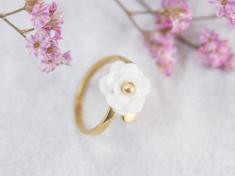 Plum ~ white porcelain flower ring ~ size Mini - 戒指 - 陶 