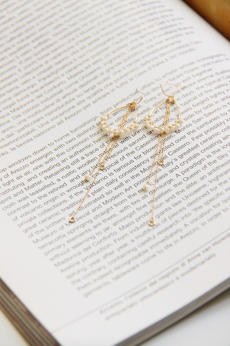 跳耀的"白" 天然淡水珍珠14K包金耳环  pearl 14 KGF earring - 耳环/耳夹 - 宝石 白色