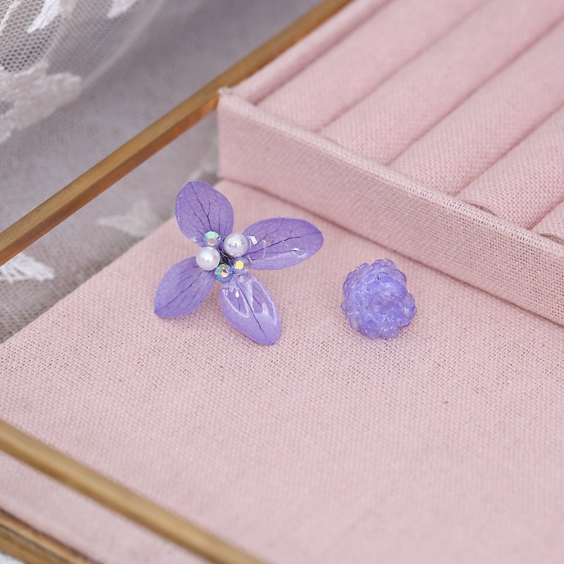 《三花猫手作花饰》不对称 绣球花vs蜡菊 耳针 可制作夹式款 - 耳环/耳夹 - 纸 紫色