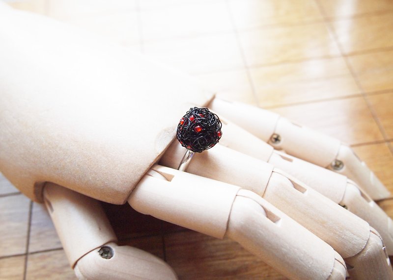 手工编织黑色弹性铜线配橙红色胶小珠戒指 - 戒指 - 其他金属 红色