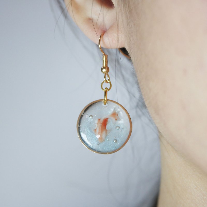 【现货】养了一只金鱼渐层透明蓝抗敏医疗钢耳环可改夹式 - 耳环/耳夹 - 不锈钢 透明