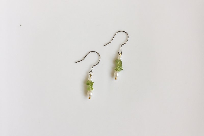 spring 珍珠天然石造型耳环 - 耳环/耳夹 - 其他金属 绿色