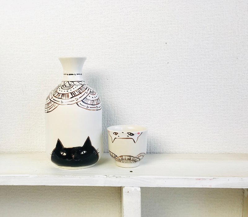 日本酒を呑む呑むセット　黒猫と白猫のお猪口と徳利セット - 酒杯/酒器 - 陶 蓝色