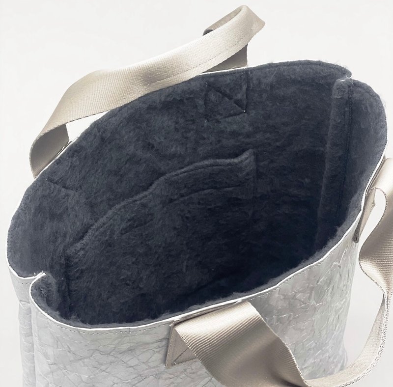 【東京発】特殊素材エコロジートートバッグ silver   gray fur / petit M - 手提包/手提袋 - 防水材质 银色