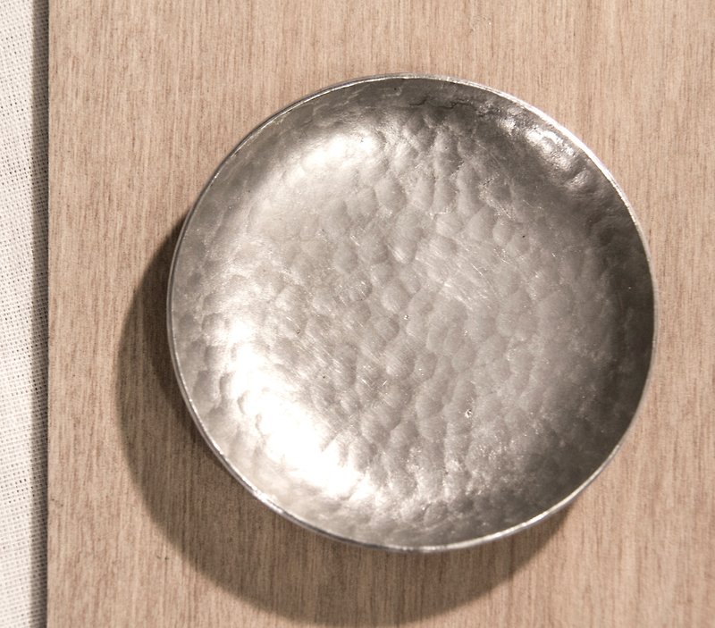 白锡 手作锻敲槌目纹圆形杯托(8cm) - 杯垫 - 其他金属 银色