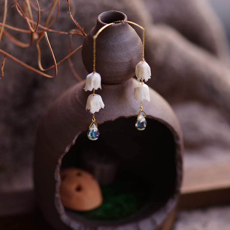 Audre 低调奢华铃兰花串水晶细针耳环 - 耳环/耳夹 - 其他材质 白色