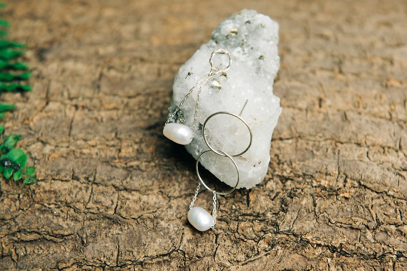 核  不对称纯银珍珠耳环 - 耳环/耳夹 - 纯银 银色