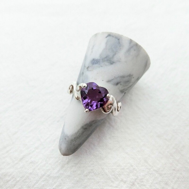 爱心紫水晶925纯银华丽设计戒指 尼泊尔手工银饰 - 戒指 - 宝石 银色