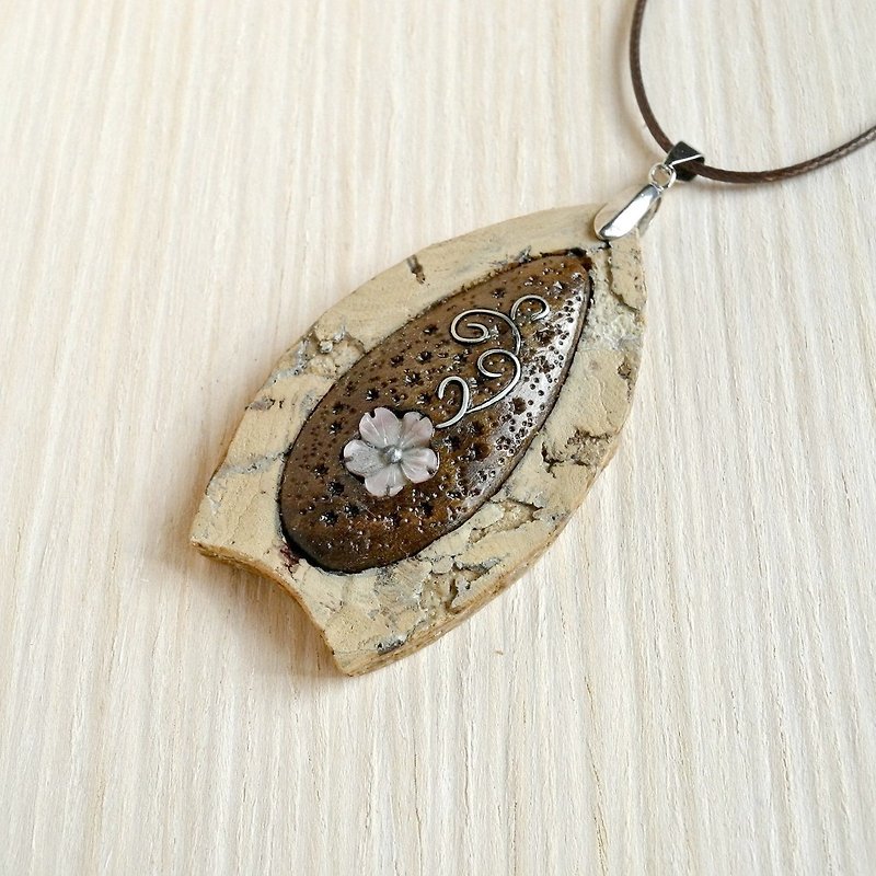 Wood necklace with mother of pearl - 项链 - 木头 多色