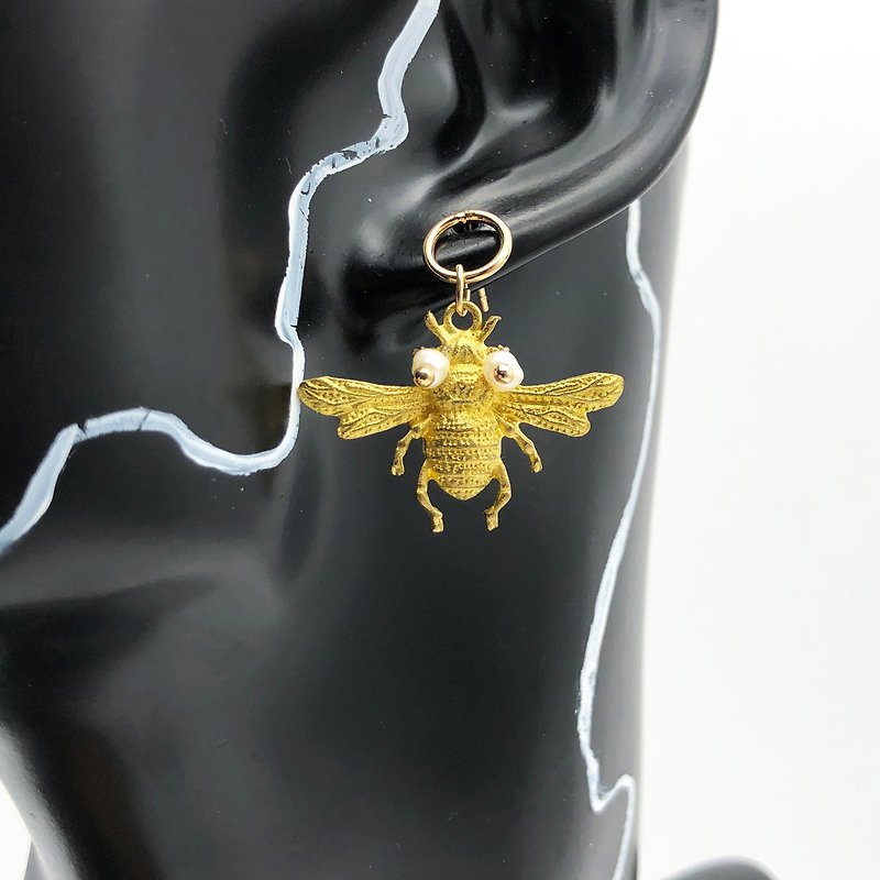 ART COLE 珍珠蜜蜂14KGF耳环 珍珠 优雅耳环 蜜蜂 黄铜 耳夹耳环 - 耳环/耳夹 - 珍珠 白色