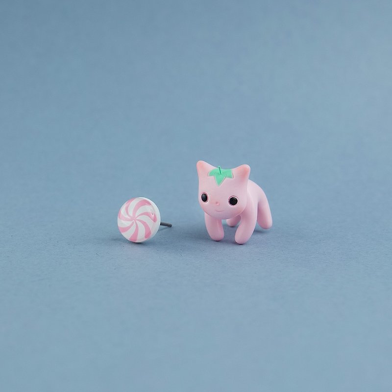 Strawberry Cat - Polymer Clay Earrings, Handmade&Handpaited Catlover Gift - 耳环/耳夹 - 粘土 粉红色