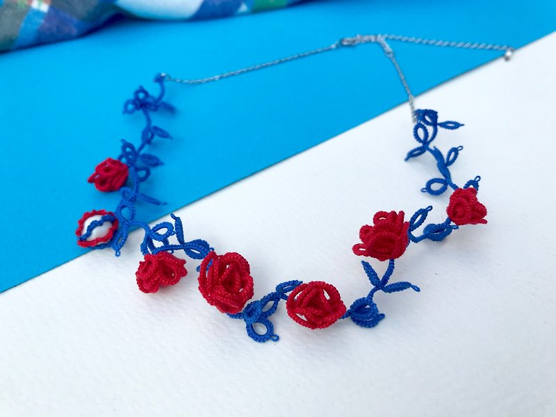 手织立体玫瑰花项链(红花蓝叶) 礼物 定制化 - 项链 - 棉．麻 多色