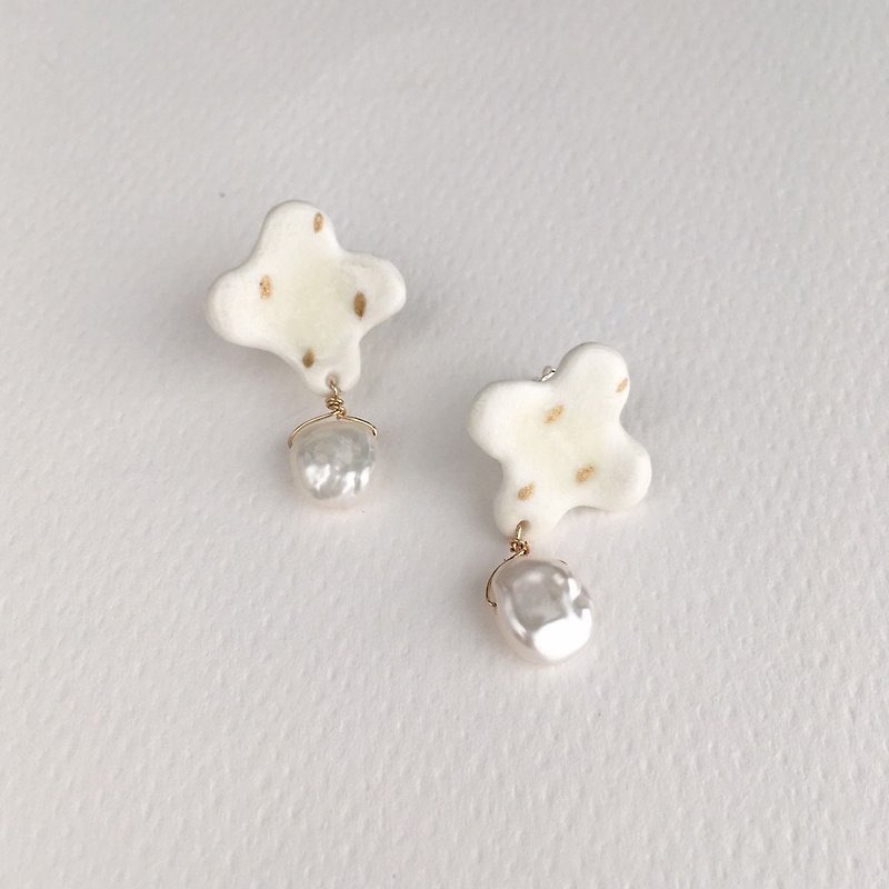 蕈菇上的露水 耳环ピアス  925纯银耳针 - 耳环/耳夹 - 瓷 白色