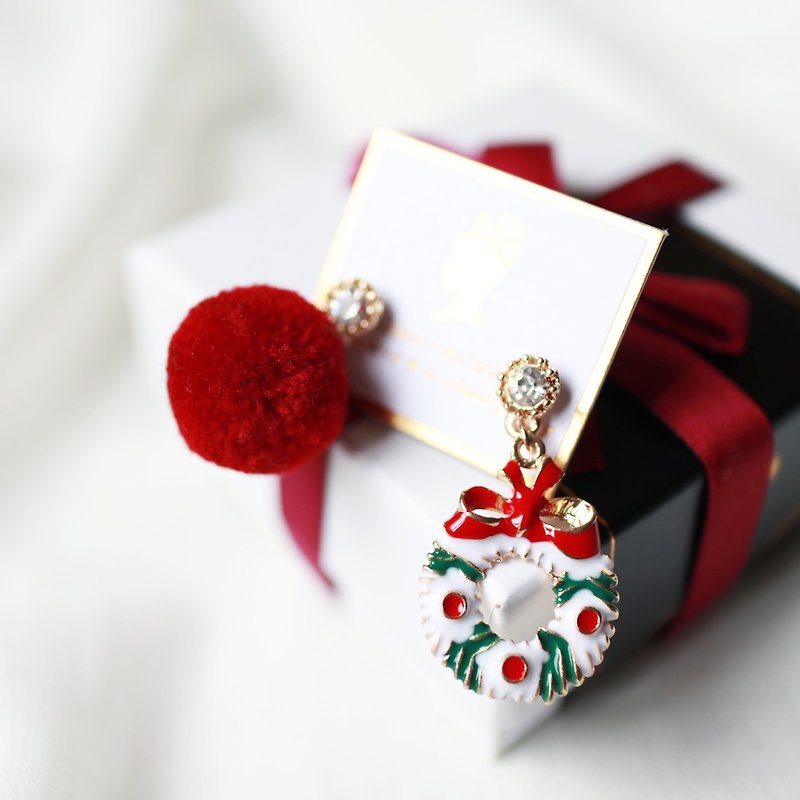 圣诞限定系列- 圣诞花圈毛球耳环/耳夹 - 耳环/耳夹 - 其他材质 红色