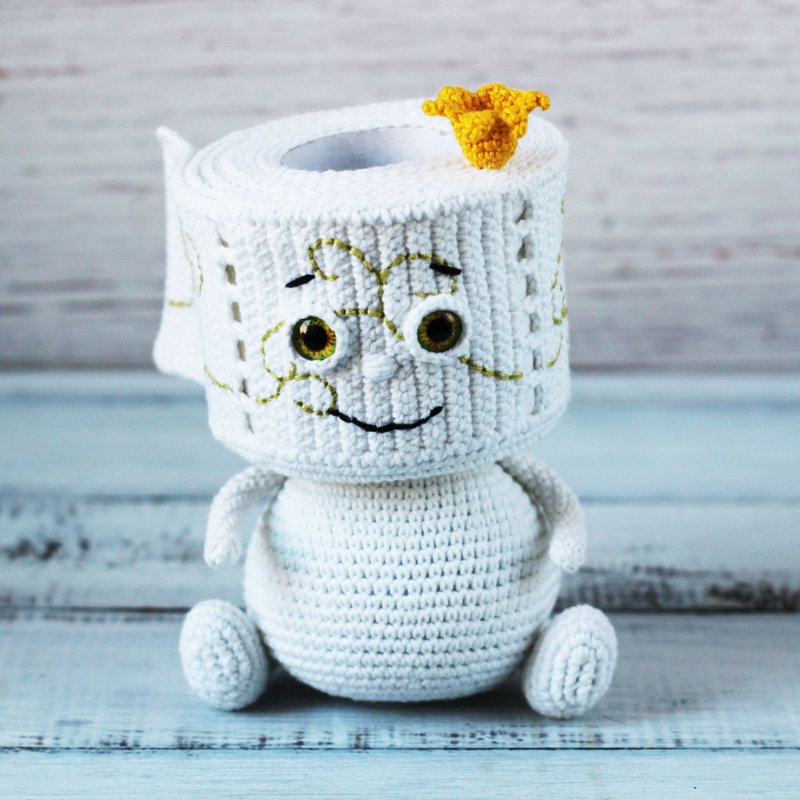 Toilet paper roll crochet toy, housewarming gift for bathroom decor, gag gift - 玩偶/公仔 - 棉．麻 白色