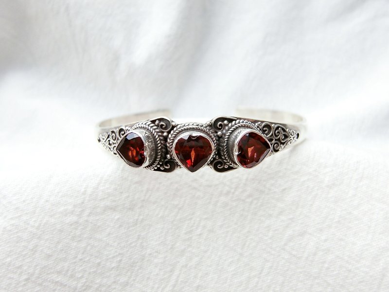 石榴石925纯银心形宝石复古设计手环 尼泊尔手工银饰 - 手链/手环 - 宝石 红色