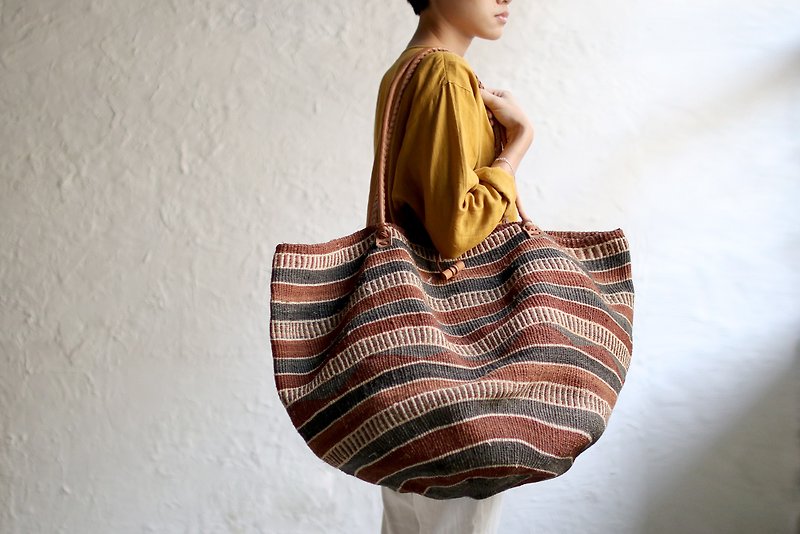 OMAKE 非洲猢狲树皮手特大编织包 - 手提包/手提袋 - 棉．麻 咖啡色