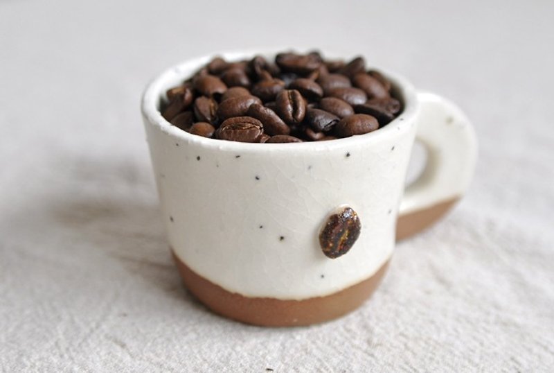 コーヒービーンズのマグカップ - 咖啡杯/马克杯 - 陶 白色