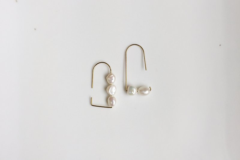 勾3+2 珍珠造型耳环 - 耳环/耳夹 - 其他金属 白色