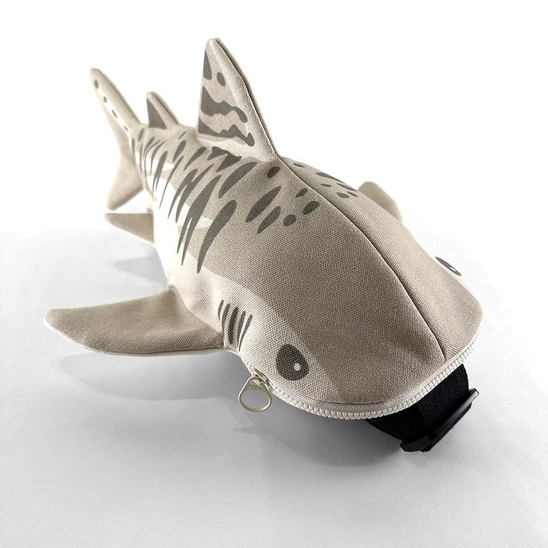 设计款GC1312 - 【纯棉帆布】虎鲨立体造型背包#M - 侧背包/斜挎包 - 棉．麻 卡其色