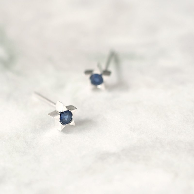 Sapphire tiny 星 ピアス シルバー925 - 耳环/耳夹 - 其他金属 蓝色