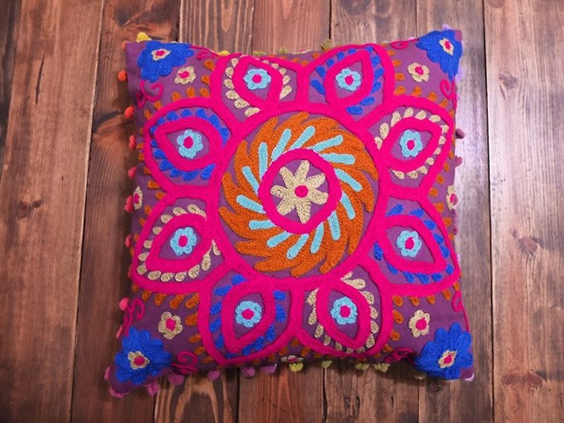【乐拍子】印度 手作 纯棉 手工刺绣 抱枕套（花_紫底） - 枕头/抱枕 - 棉．麻 紫色