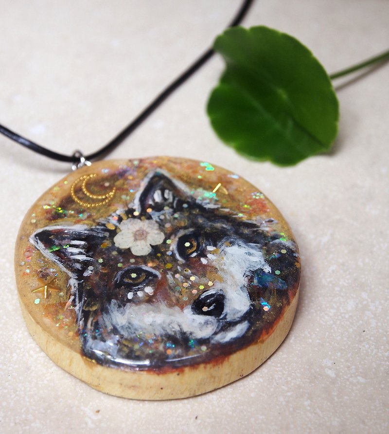 Wolf : Spirit animal hand-painted wooden necklace - 颈链 - 木头 咖啡色