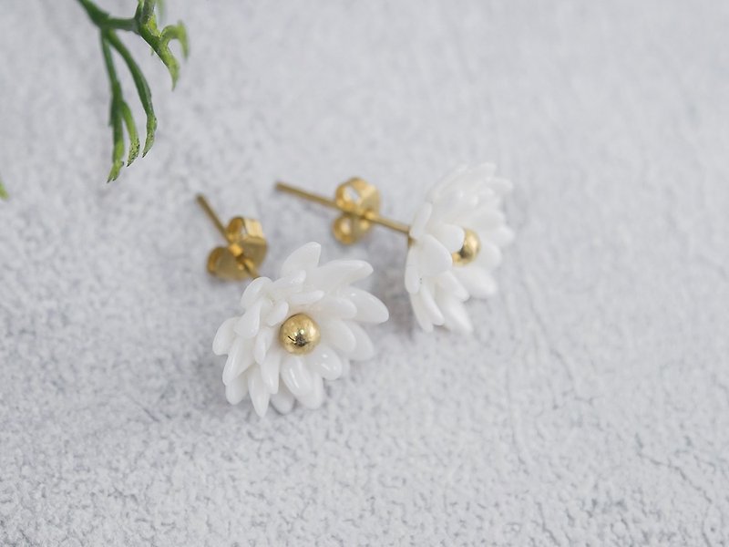 Mum ~ white porcelain flower tension back earring ~ size Mini. - 耳环/耳夹 - 陶 白色