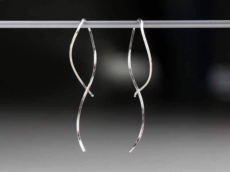 SV935(Argentium)-twist curve pierced earrings - 耳环/耳夹 - 其他金属 银色
