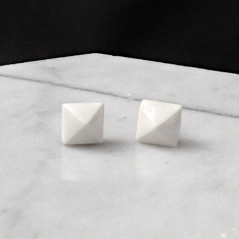 疯狂几何 | 6.5mm透明釉白陶瓷金字塔铆钉白系耳针耳环 - 耳环/耳夹 - 瓷 白色