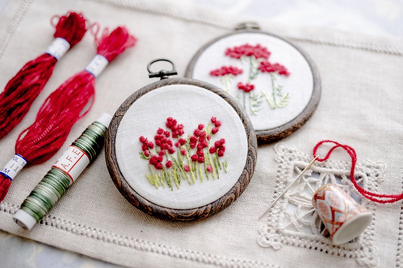 アカツメクサの花刺繍製作キット　はじめての方でも安心　オリジナルモール糸で簡単に刺繍できる花刺繍シリーズです - 编织/刺绣/羊毛毡/裁缝 - 绣线 红色