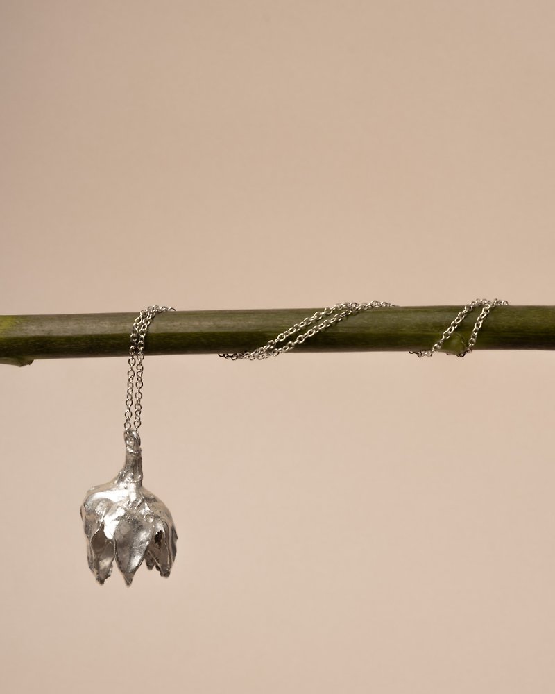 Hibiscus Haiku Necklace 洛神花种子壳颈链 925纯银 - 项链 - 纯银 银色