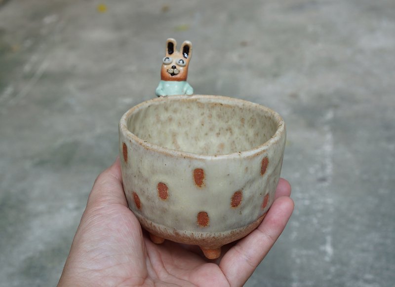 Rabbit pot , cactus , handmade ceramic , pottery - 花瓶/陶器 - 陶 卡其色