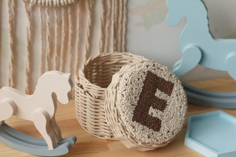 Monogram wicker box with punch needle letter on a lid - 收纳用品 - 纸 卡其色