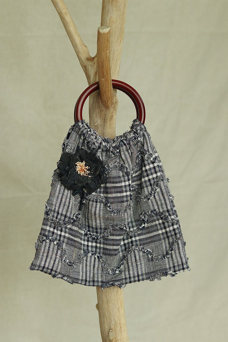 黑色花朵格子木柄包 布包 - 手提包/手提袋 - 其他材质 