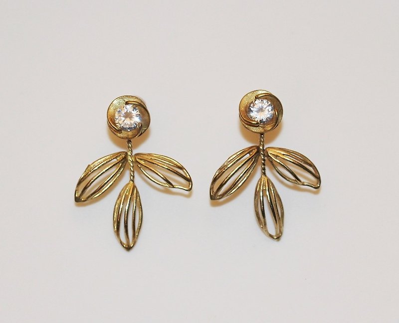 古典花瓣黄铜锆石耳环 - 耳环/耳夹 - 宝石 金色