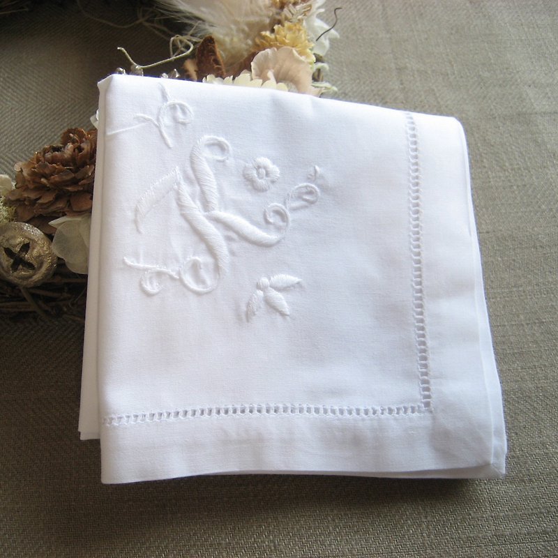 手刺繍イニシャルハンカチ　ホワイトK - 手帕/方巾 - 棉．麻 
