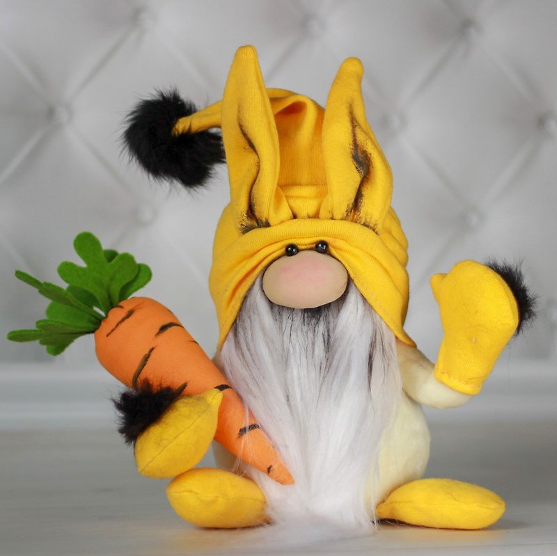 毛绒黄色侏儒兔。一个带有胡萝卜的毛绒玩具侏儒。 - 玩具/玩偶 - 其他材质 黄色