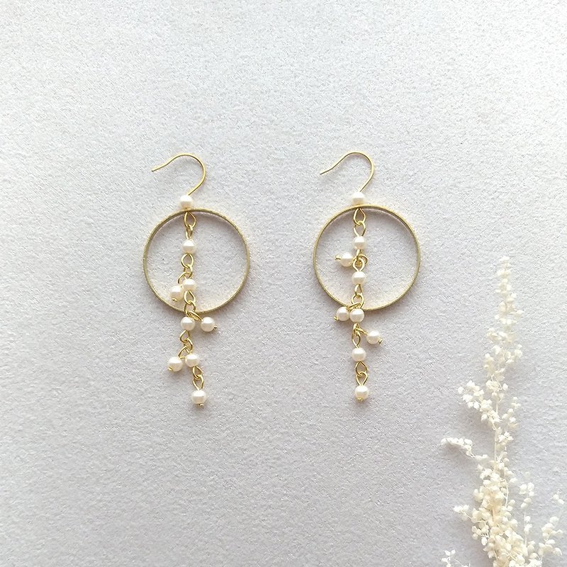 e063-花期-黄铜珍珠 针式夹式 耳环 - 耳环/耳夹 - 其他金属 白色