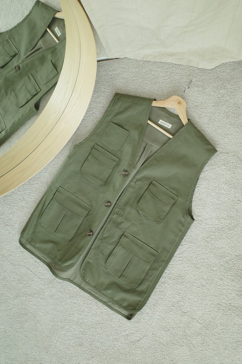 WHITEOAKFACTORY Timmy multi pocket safari cargo loose vest coat Military green - 女装背心 - 棉．麻 绿色