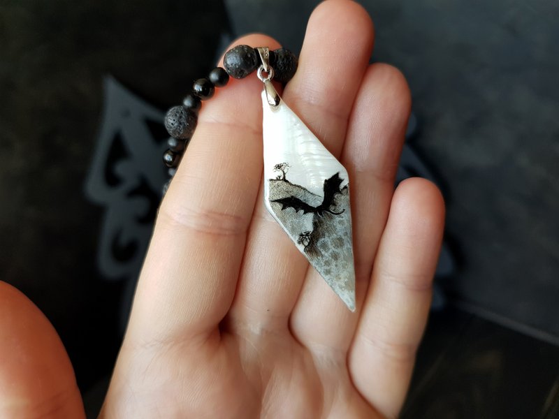 Dragon in the mountains necklace with love rune on the other side. Pearl pendant - 项链 - 珍珠 黑色