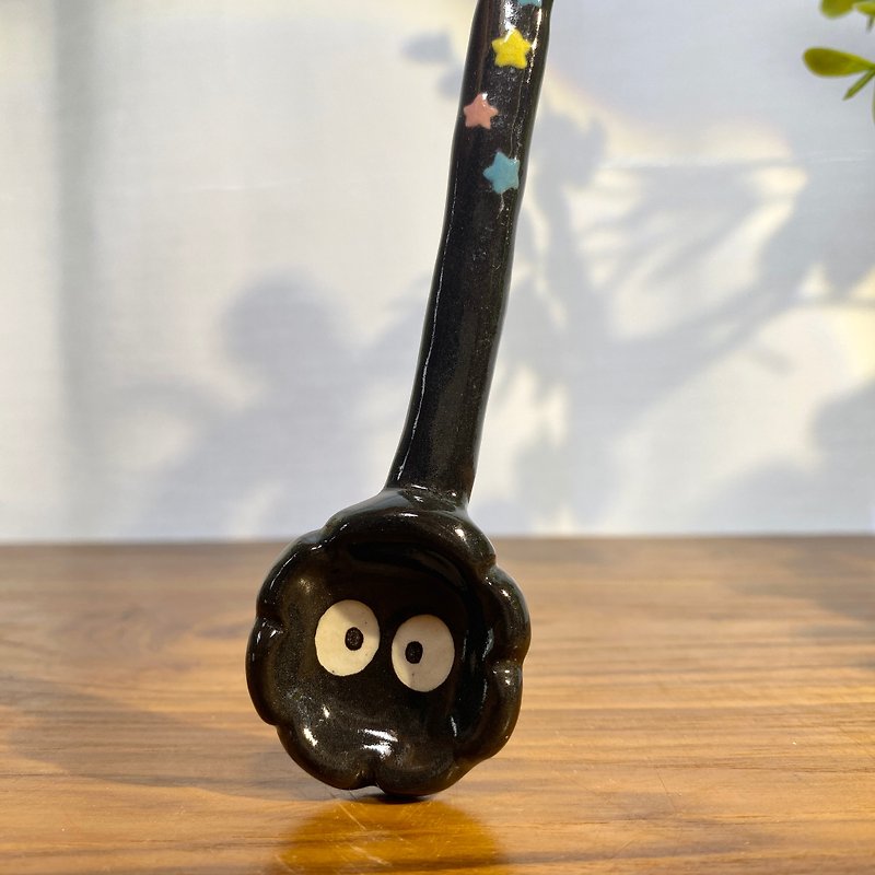 手工制作的灰尘陶瓷勺子，黑，来自龙猫。 - 餐刀/叉/匙组合 - 陶 黑色