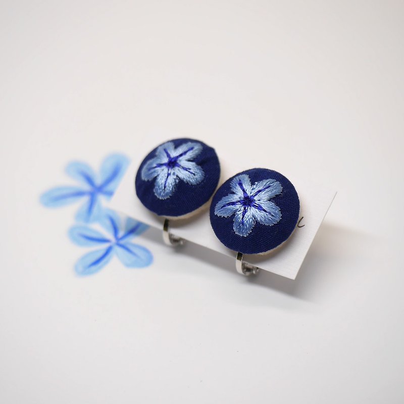 蓝雪花 - 手工刺绣花朵钮扣耳环 可选无痛耳夹或纯银耳针 - 耳环/耳夹 - 绣线 蓝色