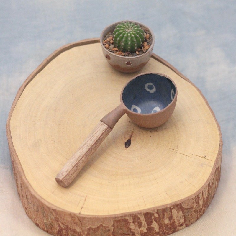 3.2.6. studio: Handmade ceramic mini tree dipper with wooden handle. - 花瓶/陶器 - 陶 咖啡色