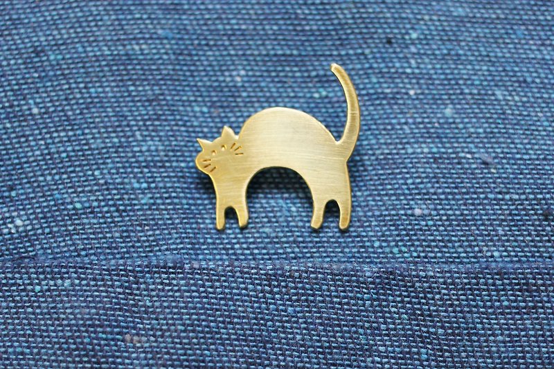手造黄铜猫胸针 #03。Handmade Brass Cat pin。真鍮锻金ブローチ - 胸针 - 铜/黄铜 橘色
