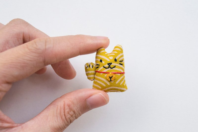 招財貓胸針 fortune cat mini brooch pin - 胸针 - 棉．麻 黄色
